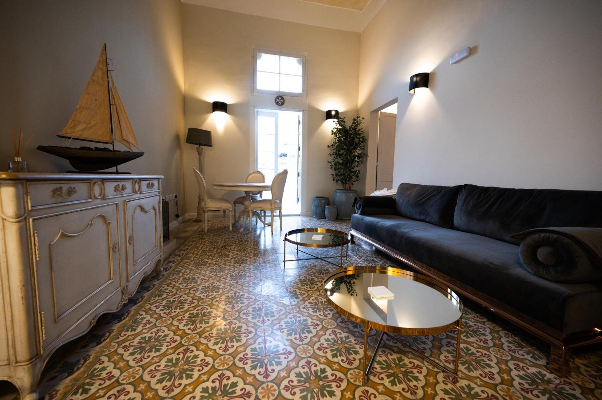 Grand Arcanum Apartment 2 - Comfortable And Elegant セングレア エクステリア 写真