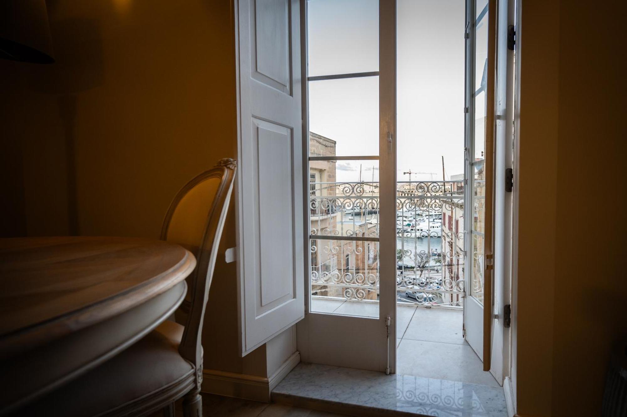 Grand Arcanum Apartment 2 - Comfortable And Elegant セングレア エクステリア 写真